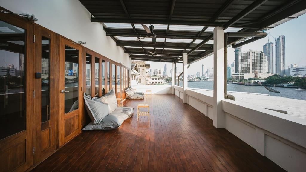 曼谷尔毕旅舍的享有水景的船阳台