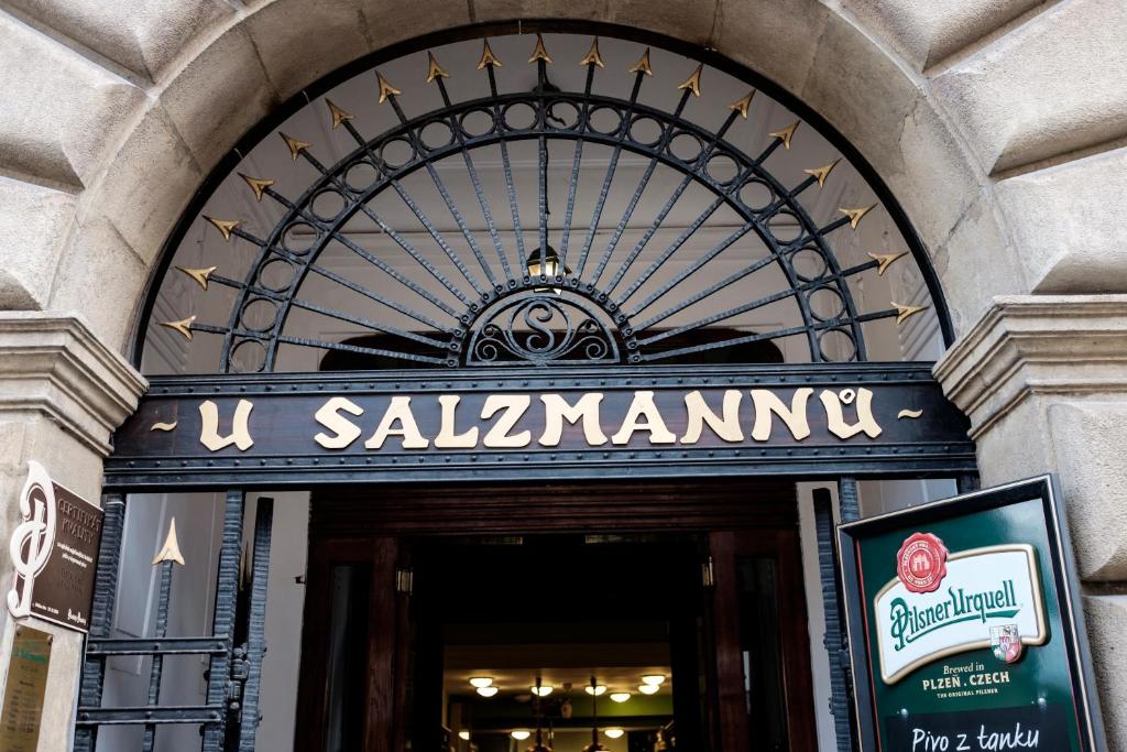 比尔森Hotel U Salzmannů的商店前方有读萨尔利耶纳的标志