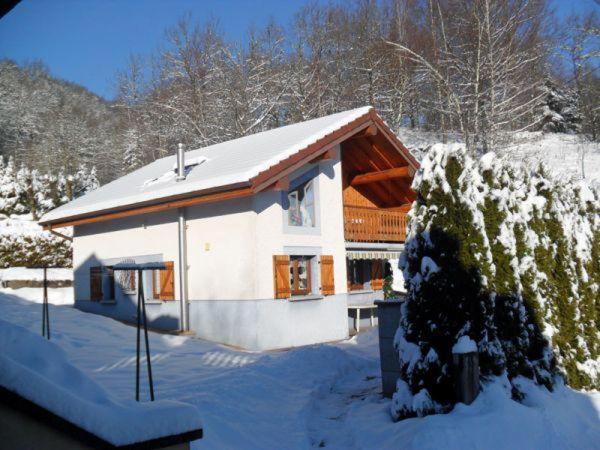 Ferdruptchâlet的一座带雪盖屋顶的小房子