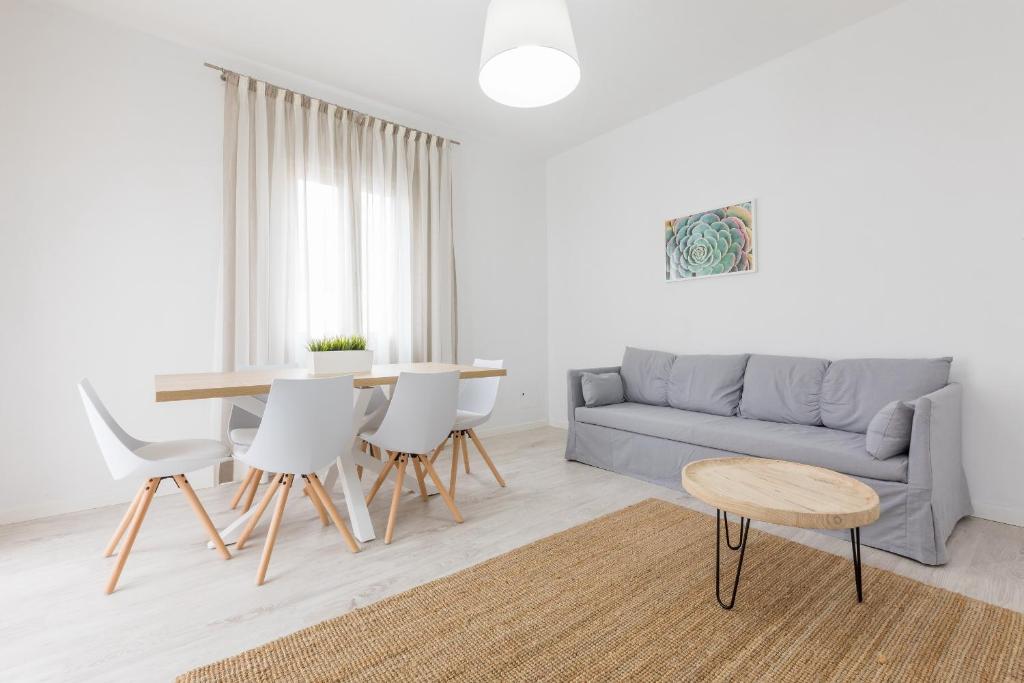 阿尔布费拉巴尔图姆公寓的客厅配有沙发和桌椅