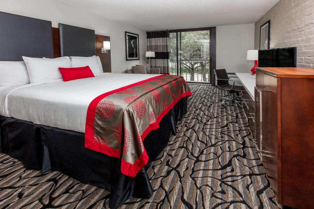 奥斯汀奥斯汀南部贝蒙特套房酒店的酒店客房设有一张大床和一张书桌。