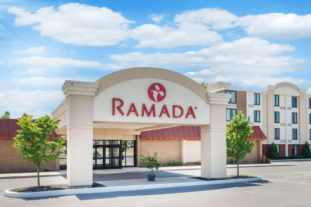 沃特敦Ramada by Wyndham Watertown Thousand的建筑前的拉马达酒店 ⁇ 染