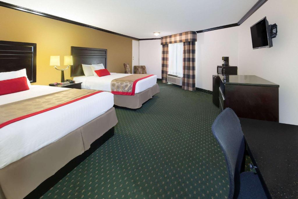 安大略安大略机场华美达酒店的酒店客房配有两张床和一张书桌