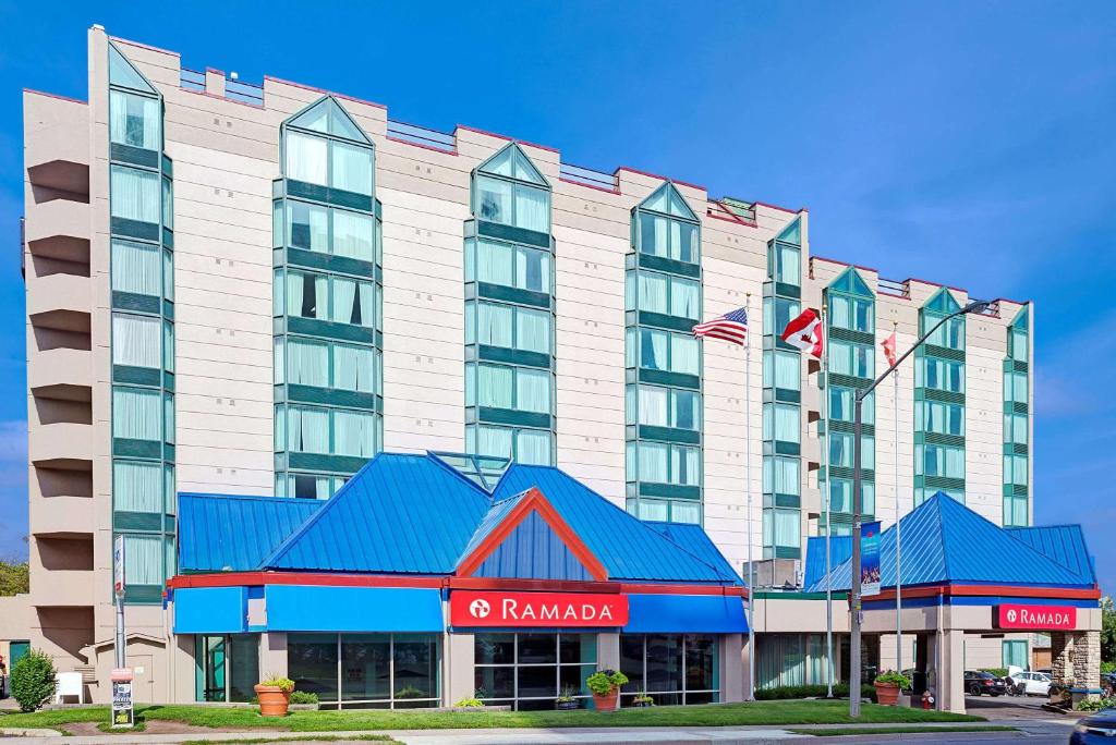尼亚加拉瀑布尼亚加拉大瀑布华美达酒店的一座大型酒店建筑,拥有红色和蓝色的屋顶