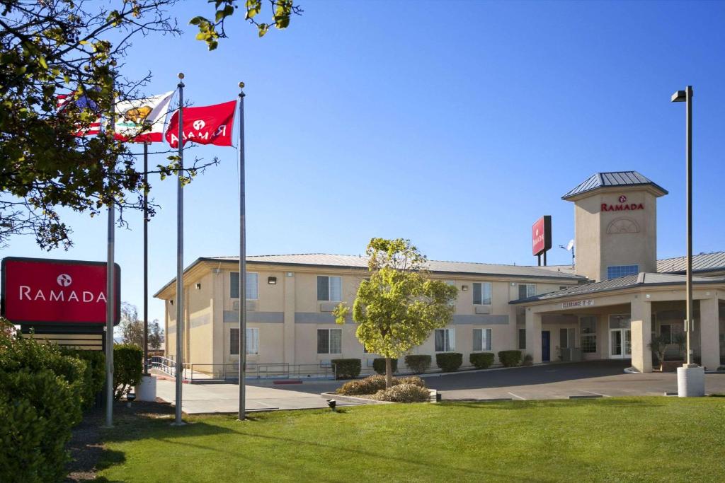 威廉姆斯威廉姆斯华美达酒店的前面有两面旗帜的建筑