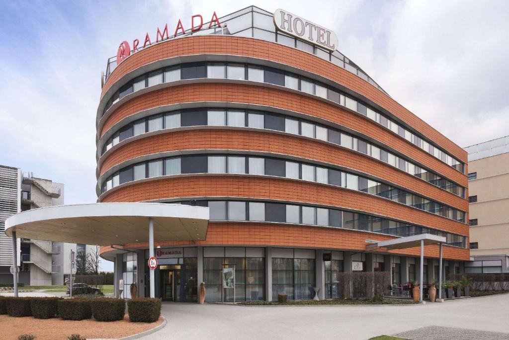 乌特普伦斯塔滕Hotel Ramada Graz的一座圆楼,上面有标志