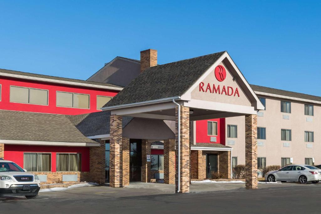 Platte City普拉特市KCI机场华美达汽车旅馆的带有读取拉马波标志的酒店