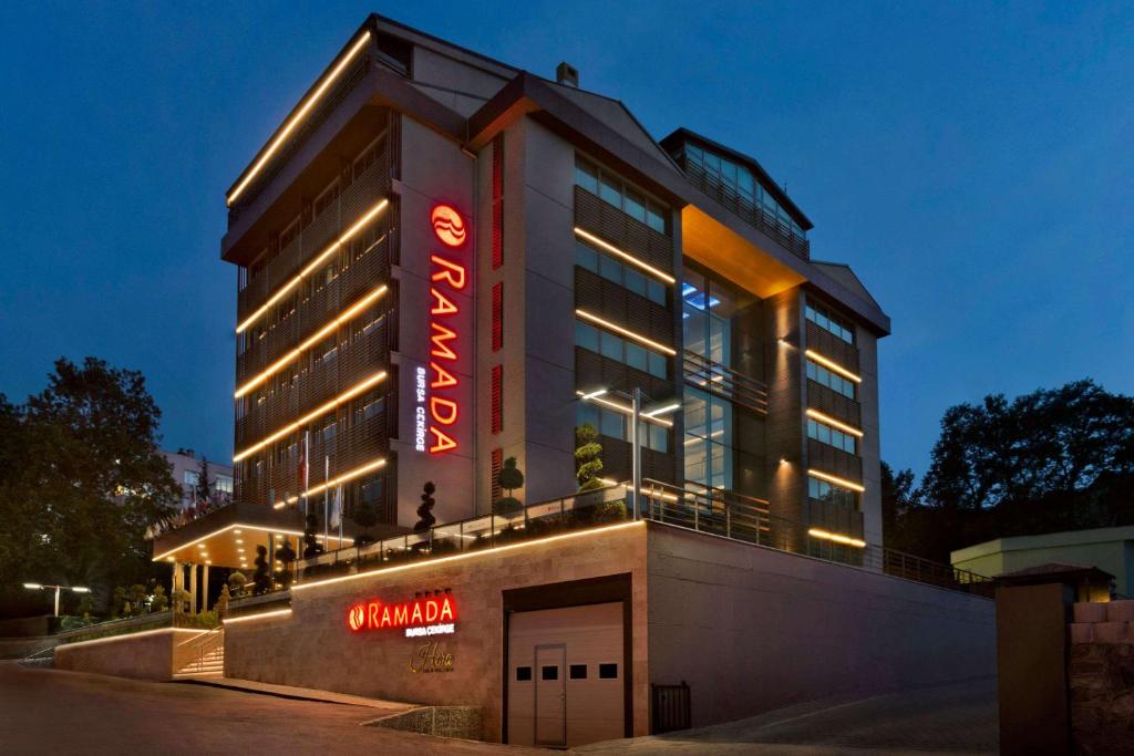 伯萨Ramada By Wyndham Bursa Cekirge Thermal & Spa的旁边有一个 ⁇ 虹灯标志的酒店