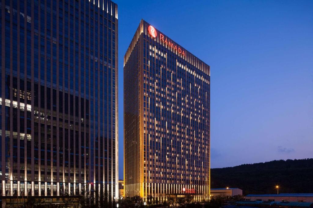 济南济南银丰华美达酒店的一座高大的建筑,上面有钟