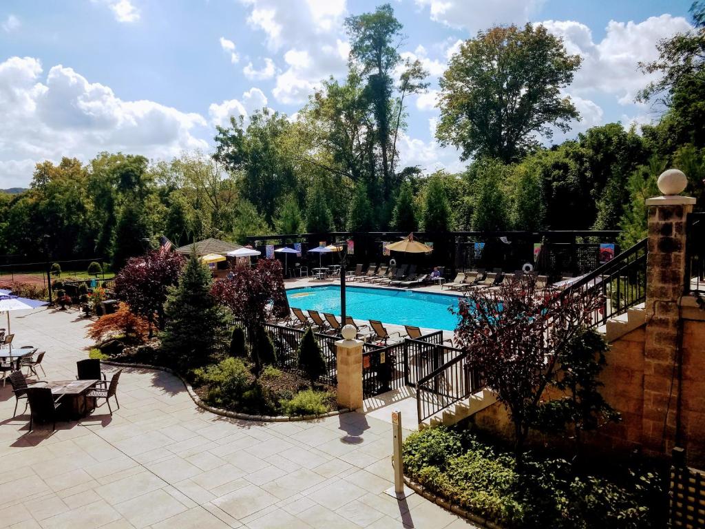 纽霍普New Hope Inn & Suites的度假酒店内带桌椅的游泳池