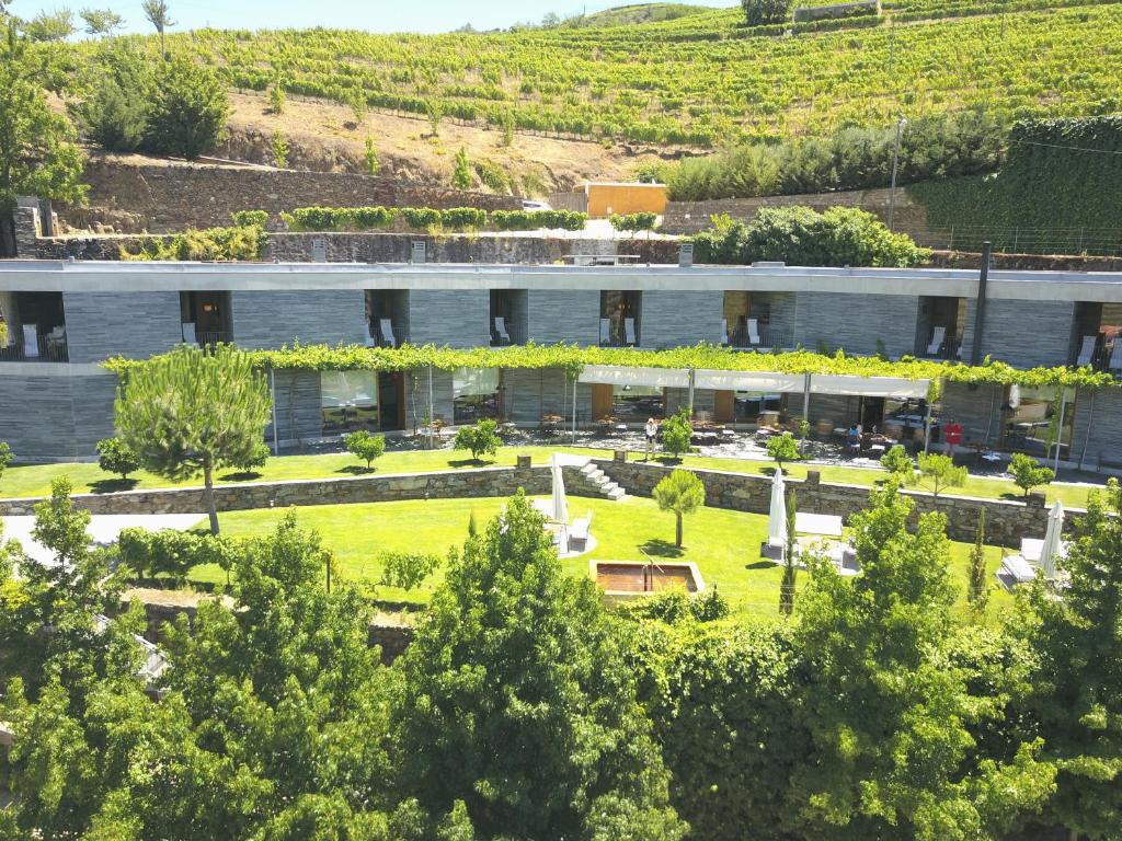 比索达雷加Quinta do Vallado - Douro Wine Hotel的享有带花园的建筑的外部景色