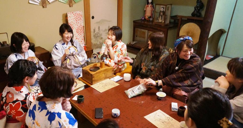 丰冈市城崎若代（仅限女性）日式旅馆的一群人坐在桌子旁
