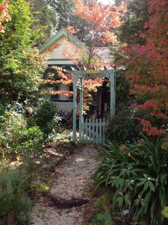 卢拉Lemon Tree Cottage的通往带白色门的房子的花园入口