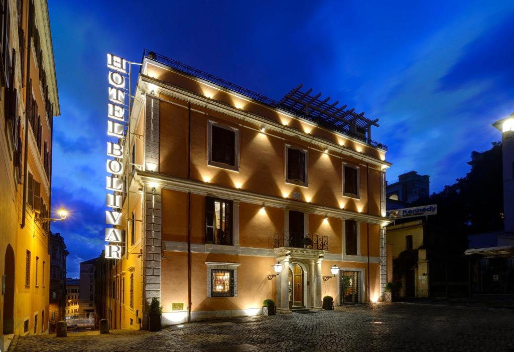 罗马Hotel Bolivar的建筑的一侧有灯