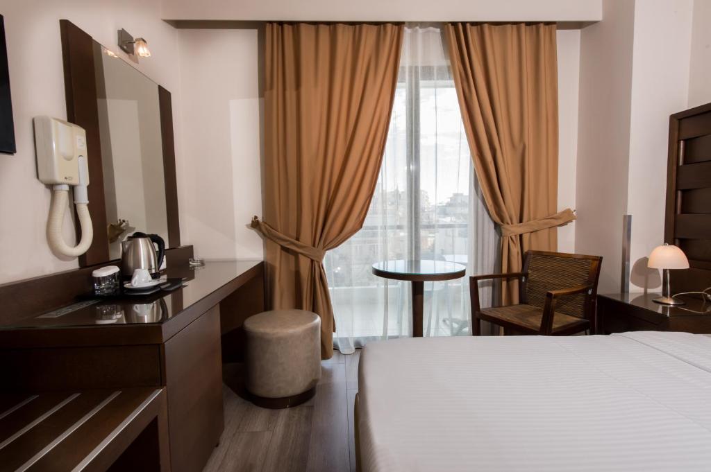 阿格里尼翁阿格里尼翁帝国酒店的酒店客房设有床和窗户。