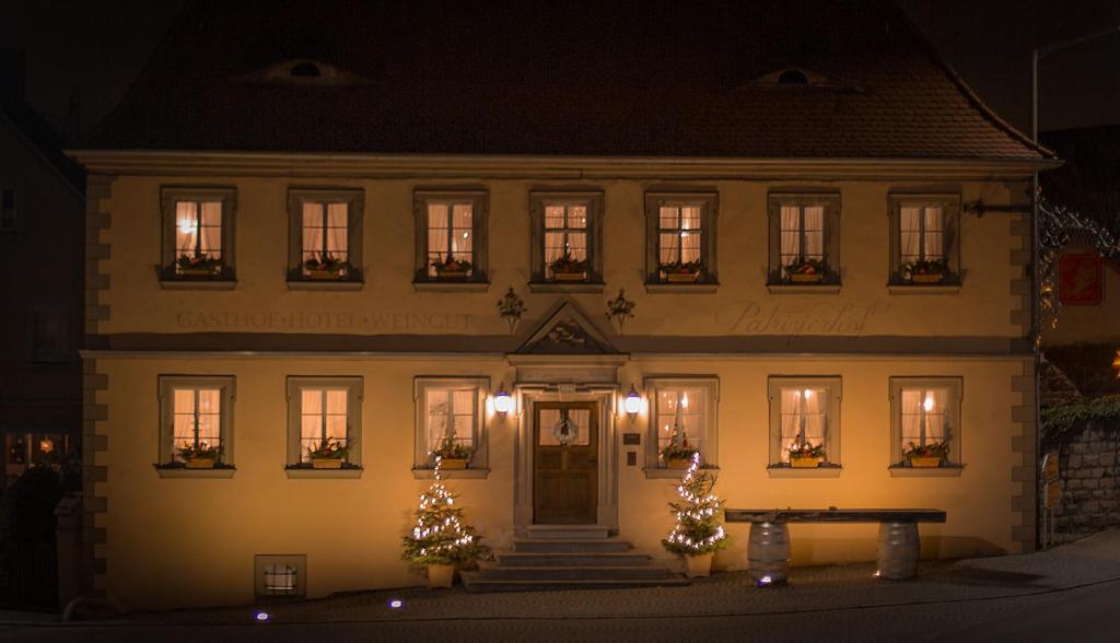 GroßlangheimDer Patrizierhof - Weingut Gasthof Hotel - Familie Grebner的前面有圣诞树的房子