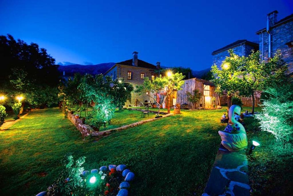 帕皮康卡利奥皮酒店的夜晚在草地上放着圣诞灯的院子