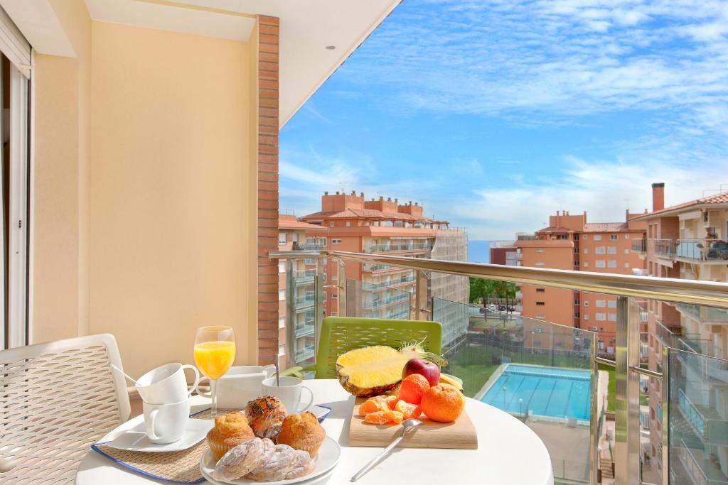 圣苏珊娜Europa Square Apartment的美景阳台上的餐桌,包括早餐食品