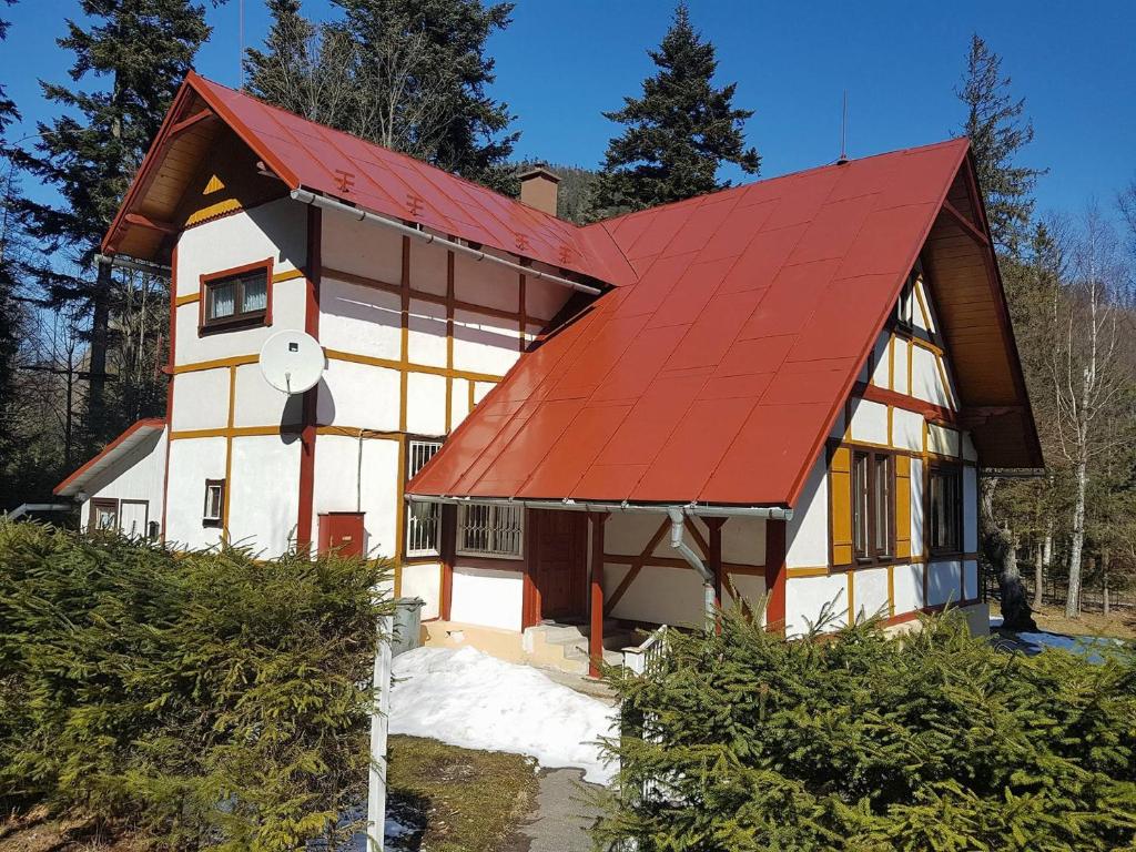塔特兰斯卡科特利纳Vila Zdenka的红色屋顶的房子