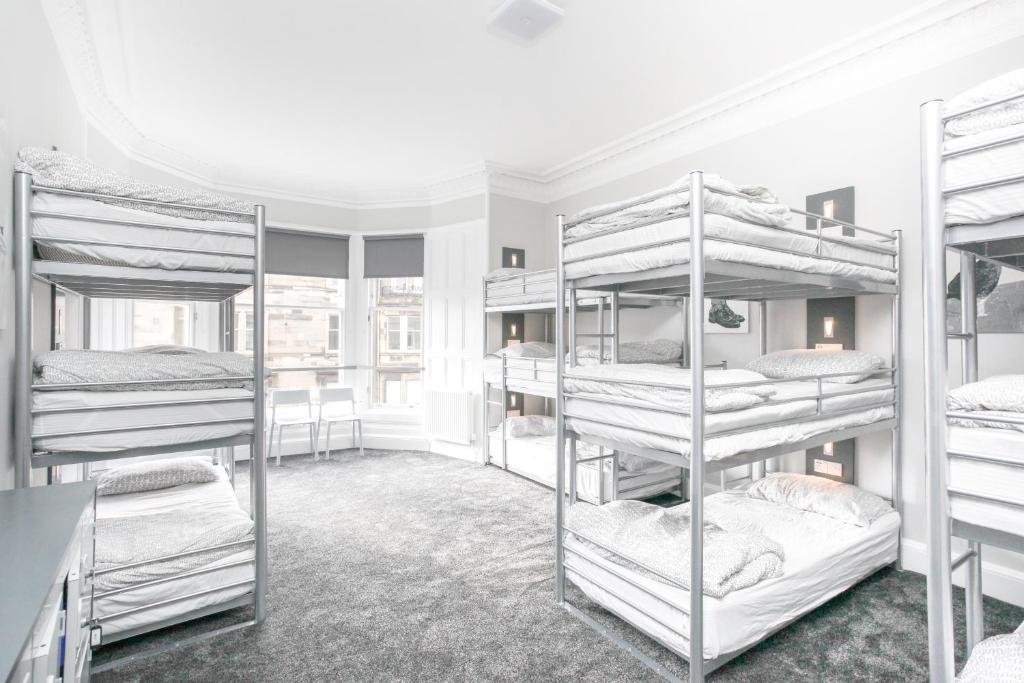 爱丁堡West End Hotel的宿舍间设有4张双层床。