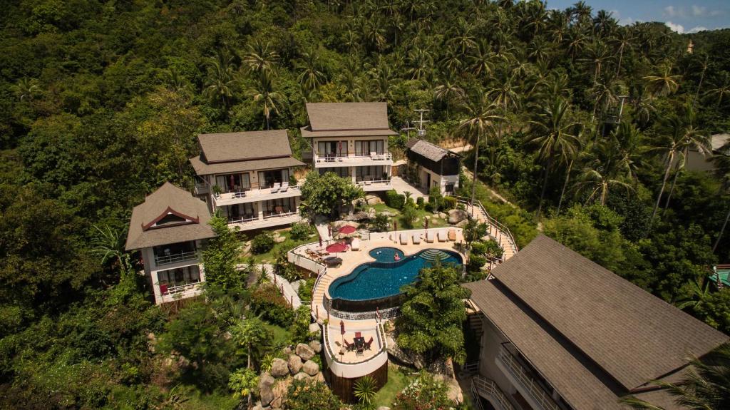 小通奈潘Koh Phangan Pavilions Serviced Apartments的享有带游泳池的度假村的空中景致