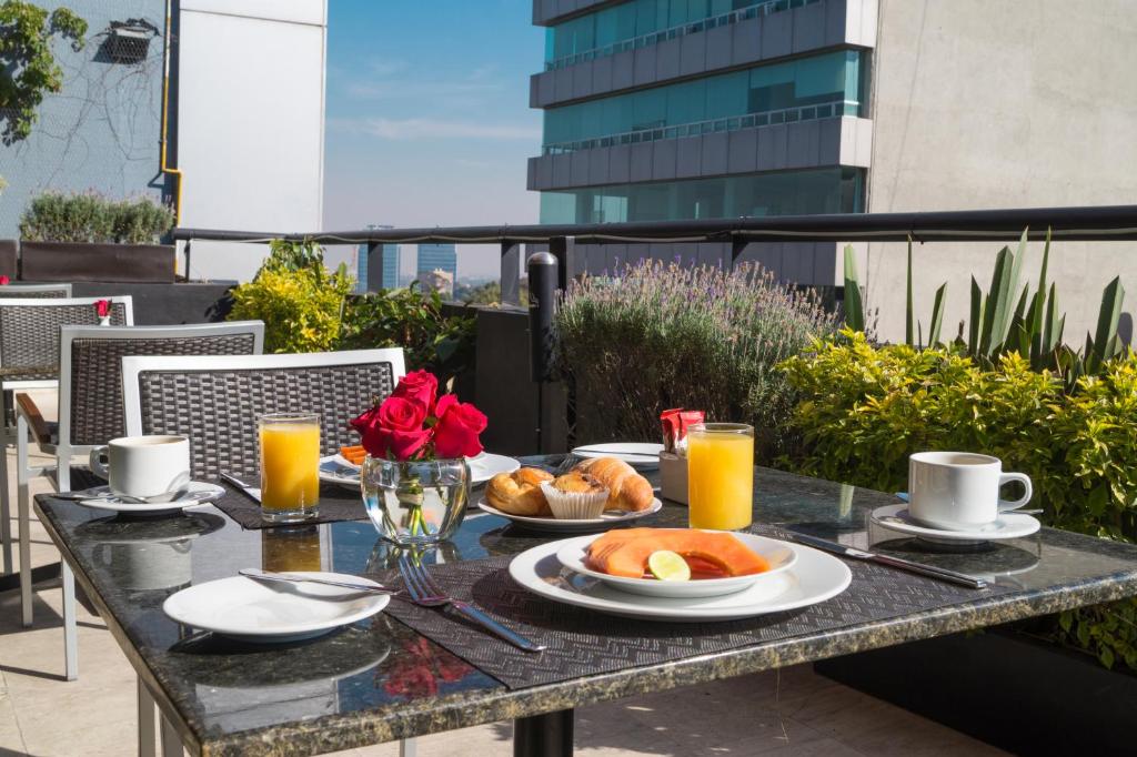 墨西哥城阿尔特扎波朗科酒店的餐桌,早餐包括面包和橙汁