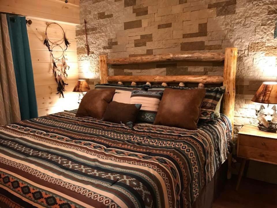 加特林堡DreamCatcher Downtown Gatlinburg的一间卧室配有一张带两个枕头的木床