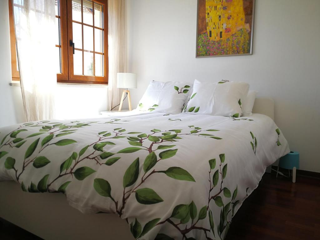 辛特拉Sintra 23的一间卧室配有绿叶床