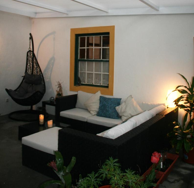 Faja GrandeQuinta da Ana的带沙发和窗户的客厅