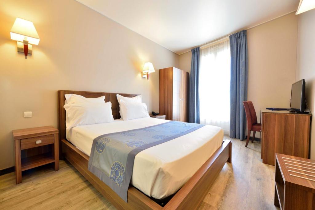 博索莱伊卡比特勒酒店的酒店客房,配有床和电视