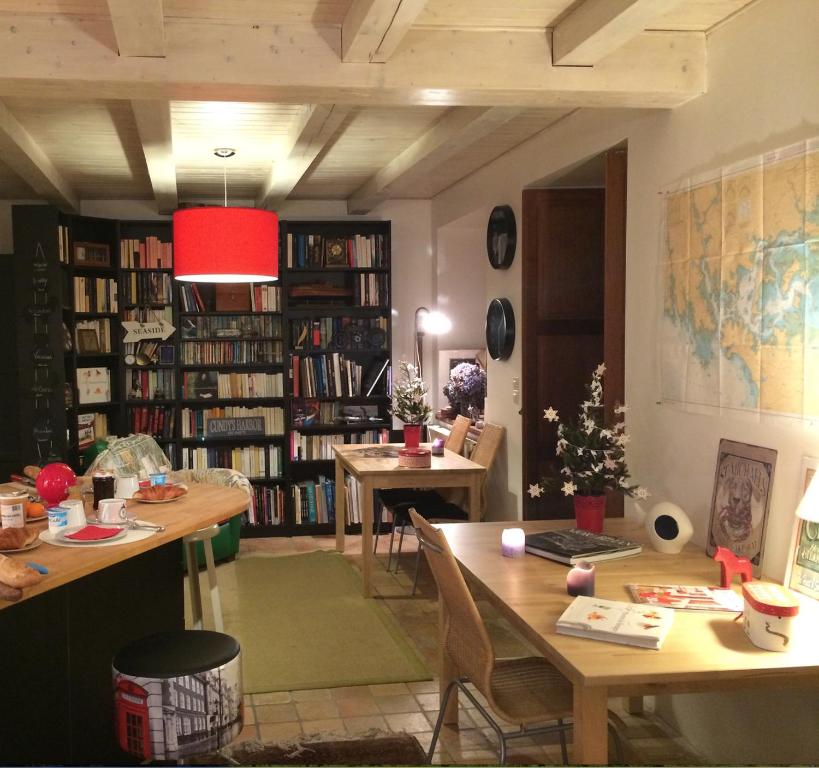 勒波诺埃库伊特酒店的客厅设有两张桌子和书架