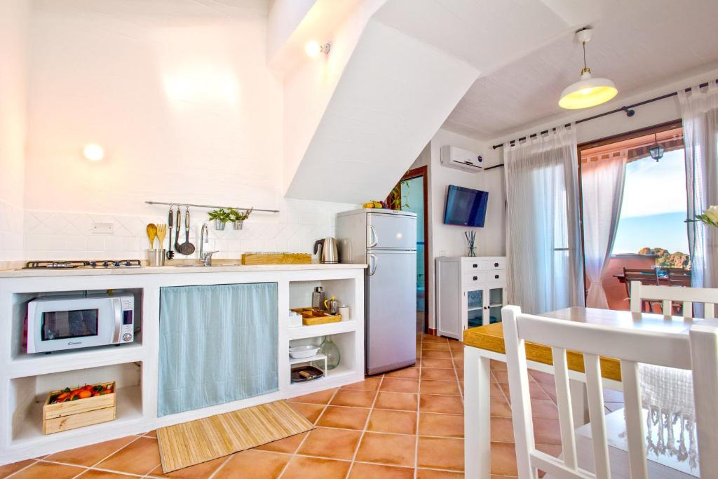 内比达Villa Brezza Marina的厨房配有白色橱柜和台面
