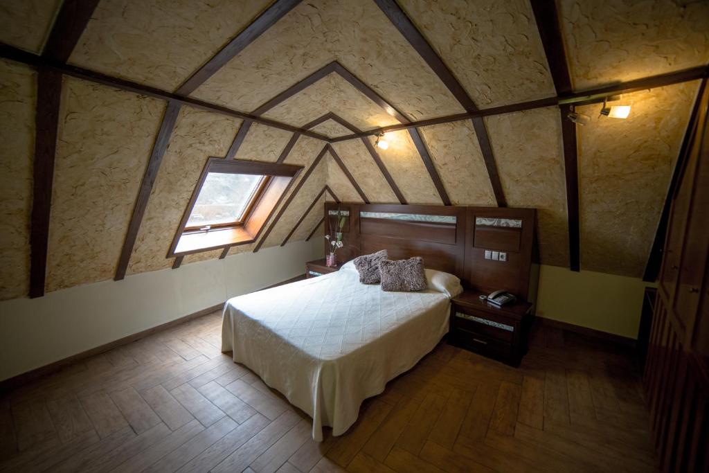 贝哈尔卡萨贝勒特里酒店的一间卧室配有一张床,房间设有窗户