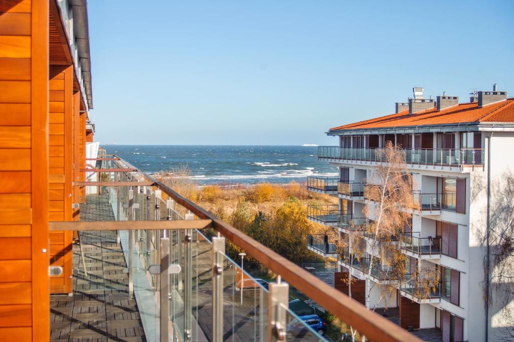 斯维诺乌伊希切Apartamenty Sun & Snow Plaża I的从大楼的阳台上可欣赏到海景