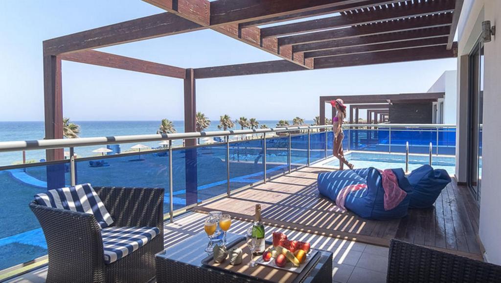 PhanaesAll Senses Nautica Blue Exclusive Resort & Spa - All Inclusive的从度假村的阳台可欣赏到游泳池的景色