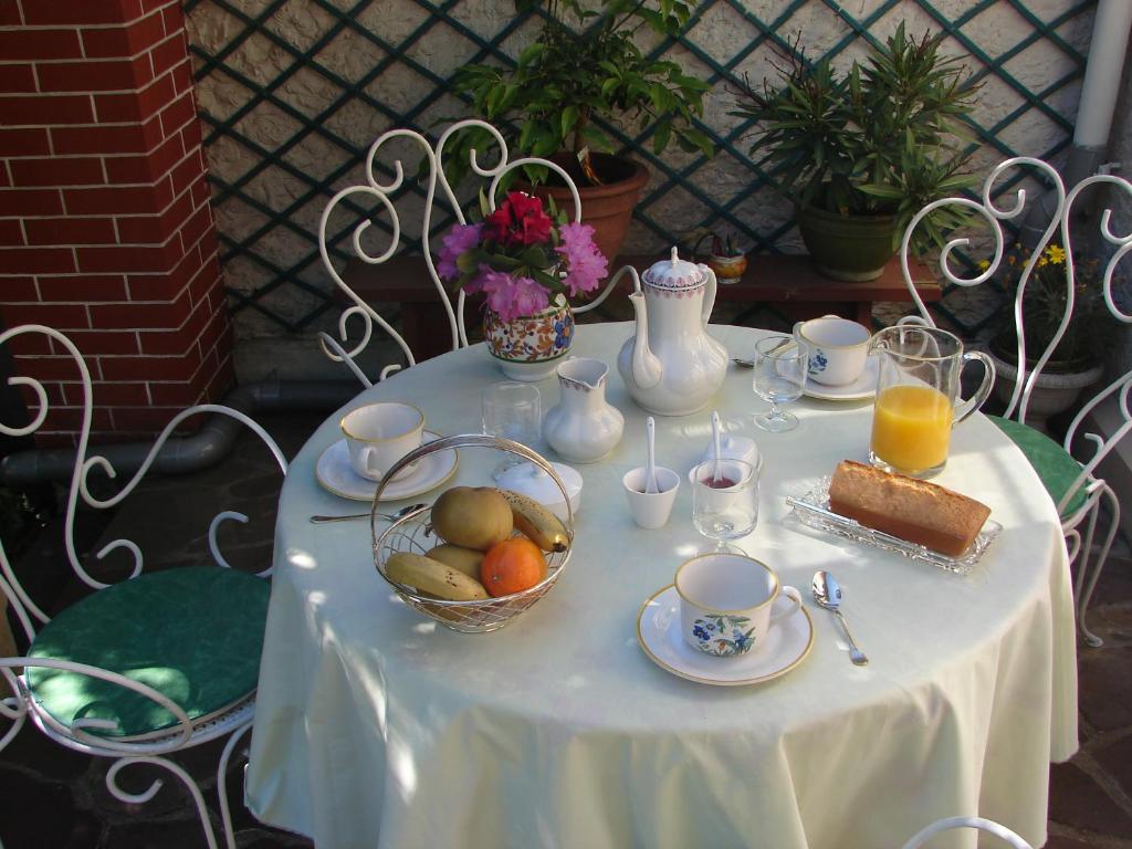 伊薇特河畔比尔B&B Le Cottage Paris Saclay的一张白桌子,上面放着一碗水果