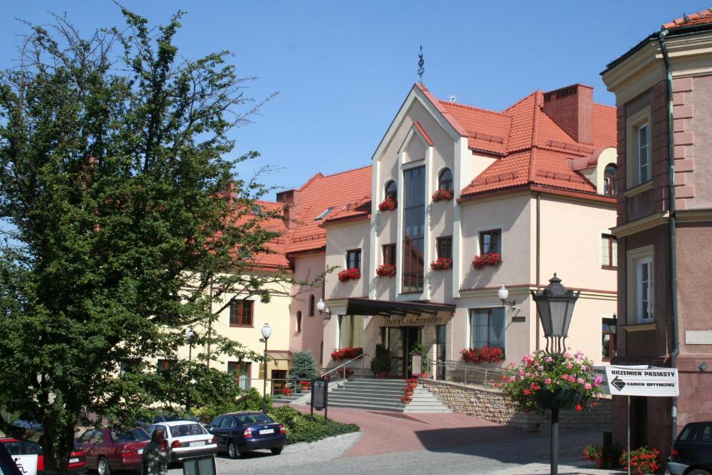 桑多梅日巴茨托维酒店的城市街道上一座有红色屋顶的建筑