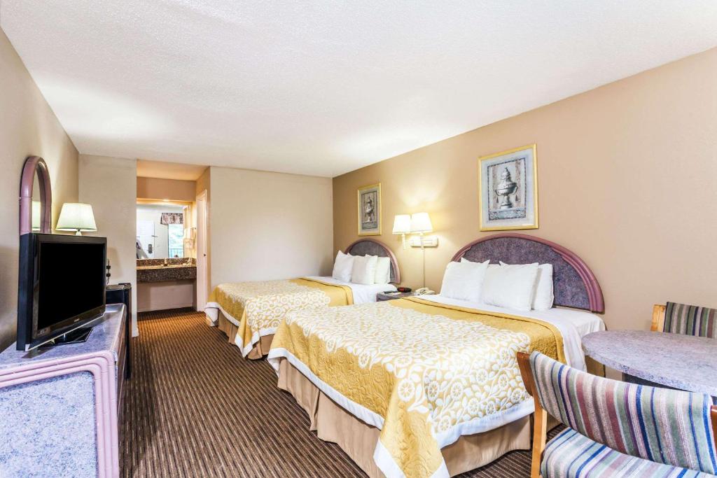 富兰克林富兰克林戴斯酒店的酒店客房设有两张床和一台平面电视。