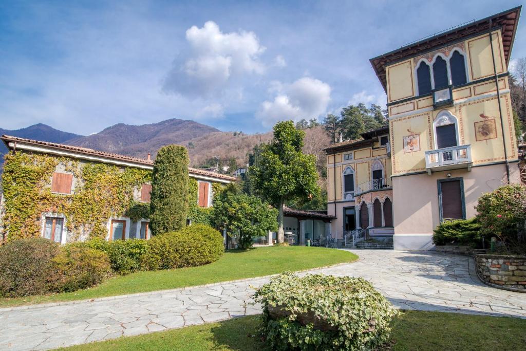 法杰托拉廖Villa Giù Luxury - The House Of Travelers的一组背景为山脉的建筑