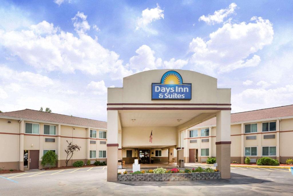 布里奇波特Days Inn & Suites by Wyndham Bridgeport - Clarksburg的享有戴维斯旅馆和套房前方的景致。