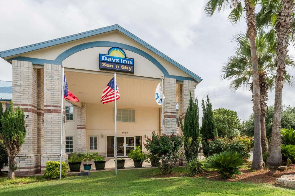圣安东尼奥Days Inn by Wyndham San Antonio Southeast Frost Bank Center的享有棕榈树达拉斯旅馆的景致