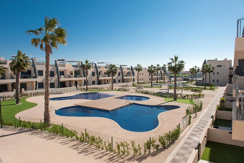 皮拉尔－德拉奥拉达达Playa Elisa Bay 108-113的享有度假村的空中景致,设有游泳池和棕榈树