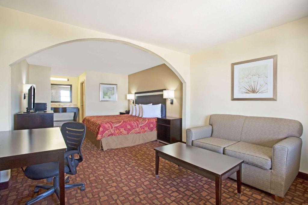 哈蒙德哈蒙德戴斯酒店的酒店客房配有一张床、一张沙发和一张书桌。