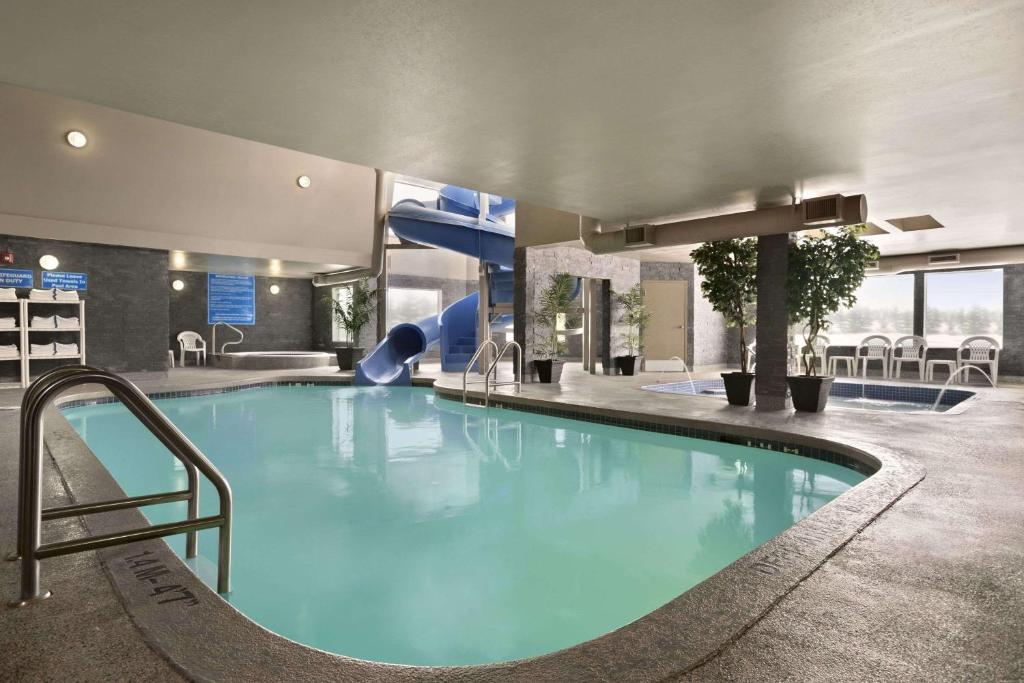 里贾纳里贾纳戴斯酒店的酒店的大型游泳池