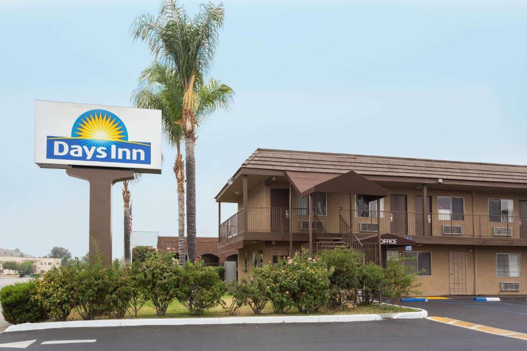 圣贝纳迪诺Days Inn by Wyndham in San Bernardino的大楼前的旅馆标志