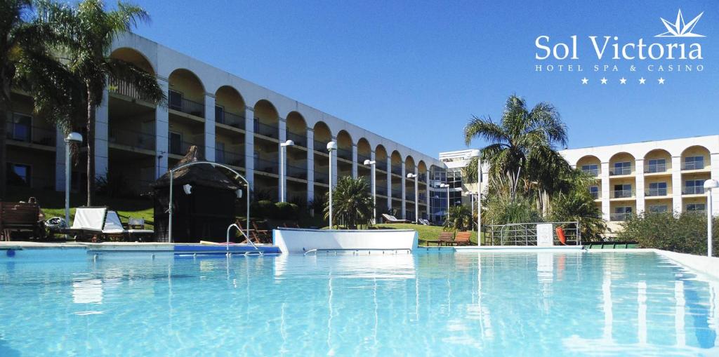 维多利亚Sol Victoria Hotel SPA & Casino的酒店前方的大型游泳池