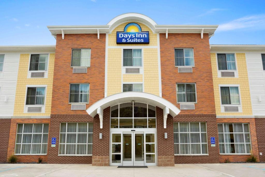 CaldwellDays Inn & Suites by Wyndham Caldwell的砖砌建筑,上面标有阅读旅馆和套房的标志
