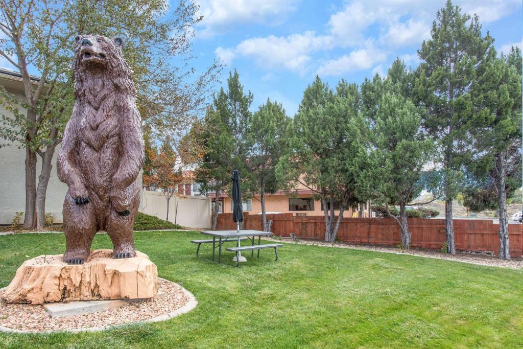 大章克申格兰特杰克申戴斯酒店的堆在院子中的熊雕像