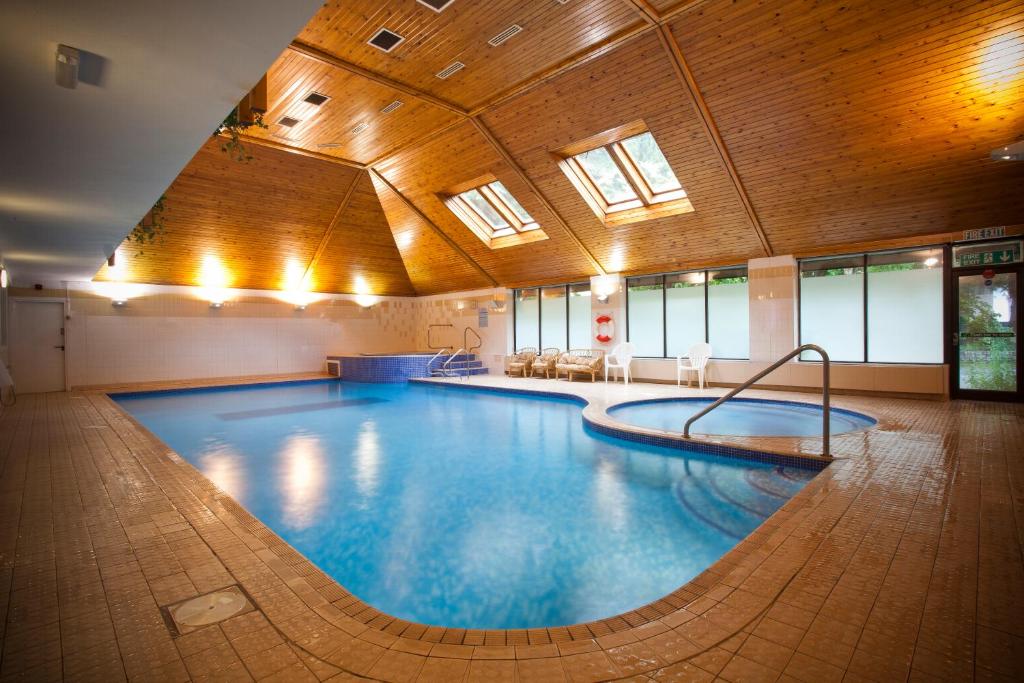 贝图瑟科伊德滑铁卢酒店的大型建筑中的大型游泳池
