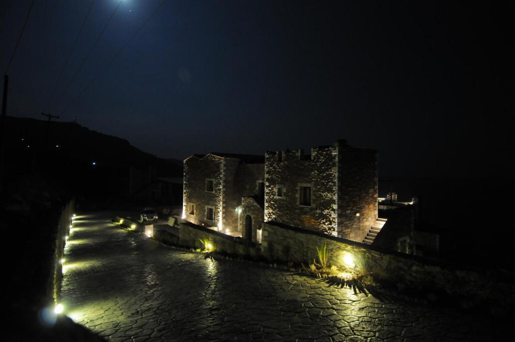 KyparissosPorto Mani Suites的一座晚上点燃灯光的城堡
